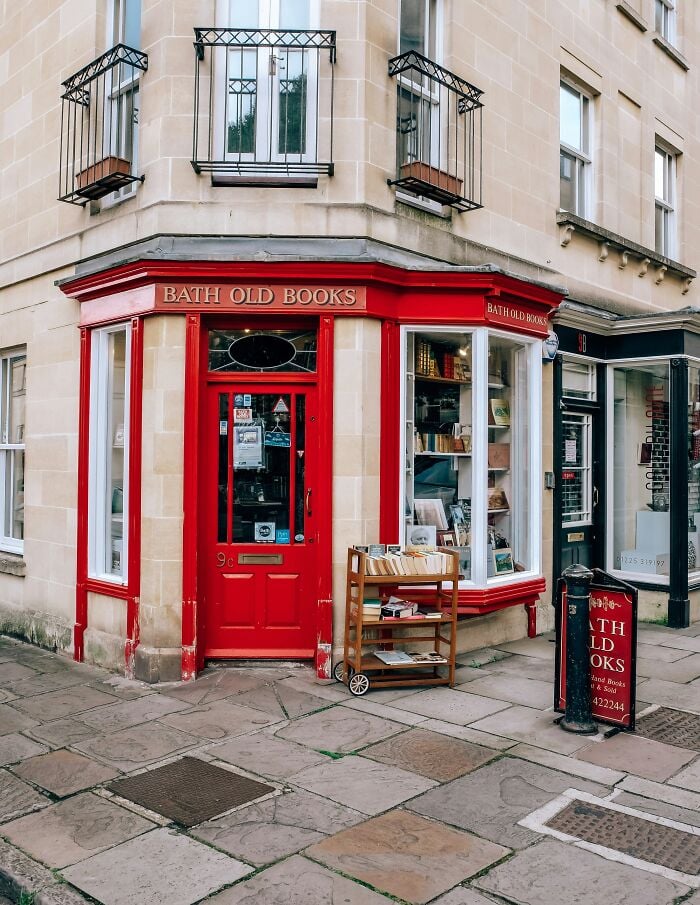Libreria accogliente e grandiosa con facciata rossa e vetrina su strada, una delle librerie e biblioteche magiche di tutto il mondo. Libreria accogliente e grandiosa con facciata rossa e vetrina su strada, una delle librerie e biblioteche magiche di tutto il mondo.