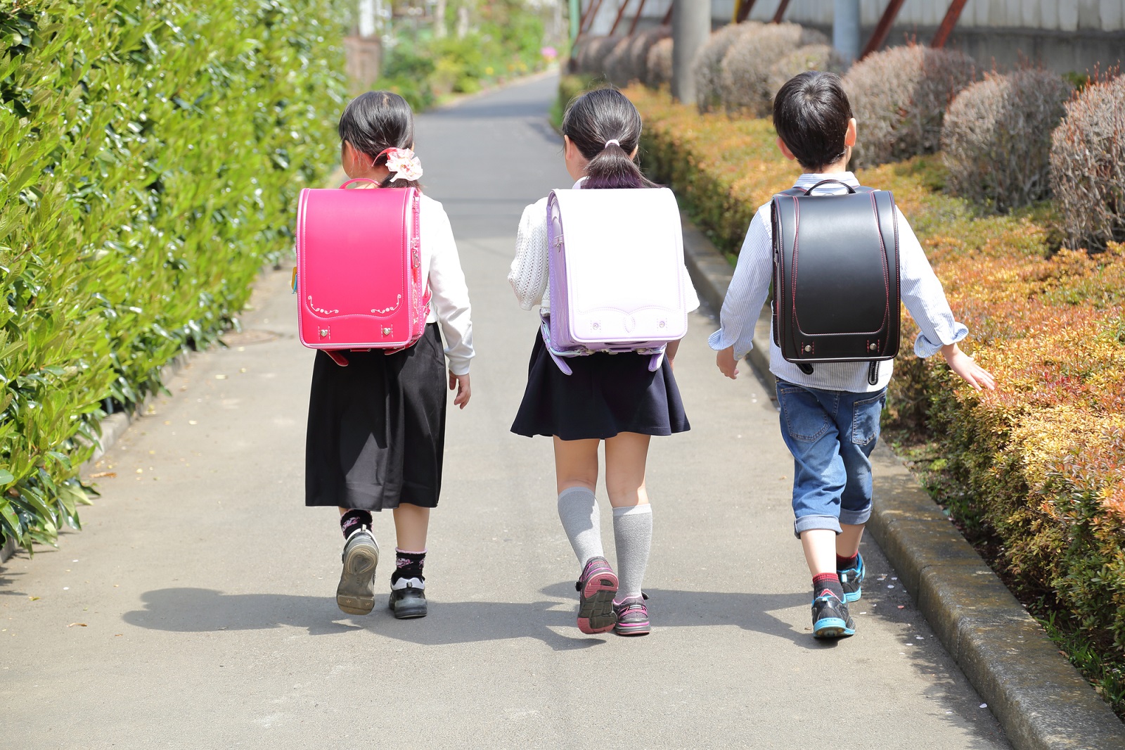 Niños con mochilas randoseru